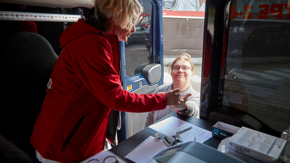 Kvinde Får Målt Blodsukker Sundhedsbus Web