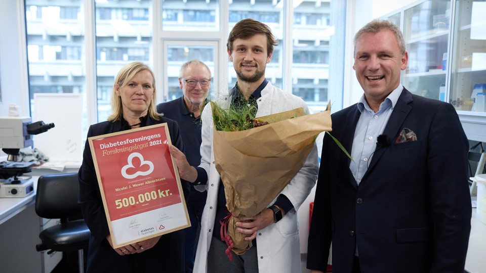 Nikolai J. Wewer Olsen sammen med forskningschef Tanja Thybo og direktør Claus Richter 