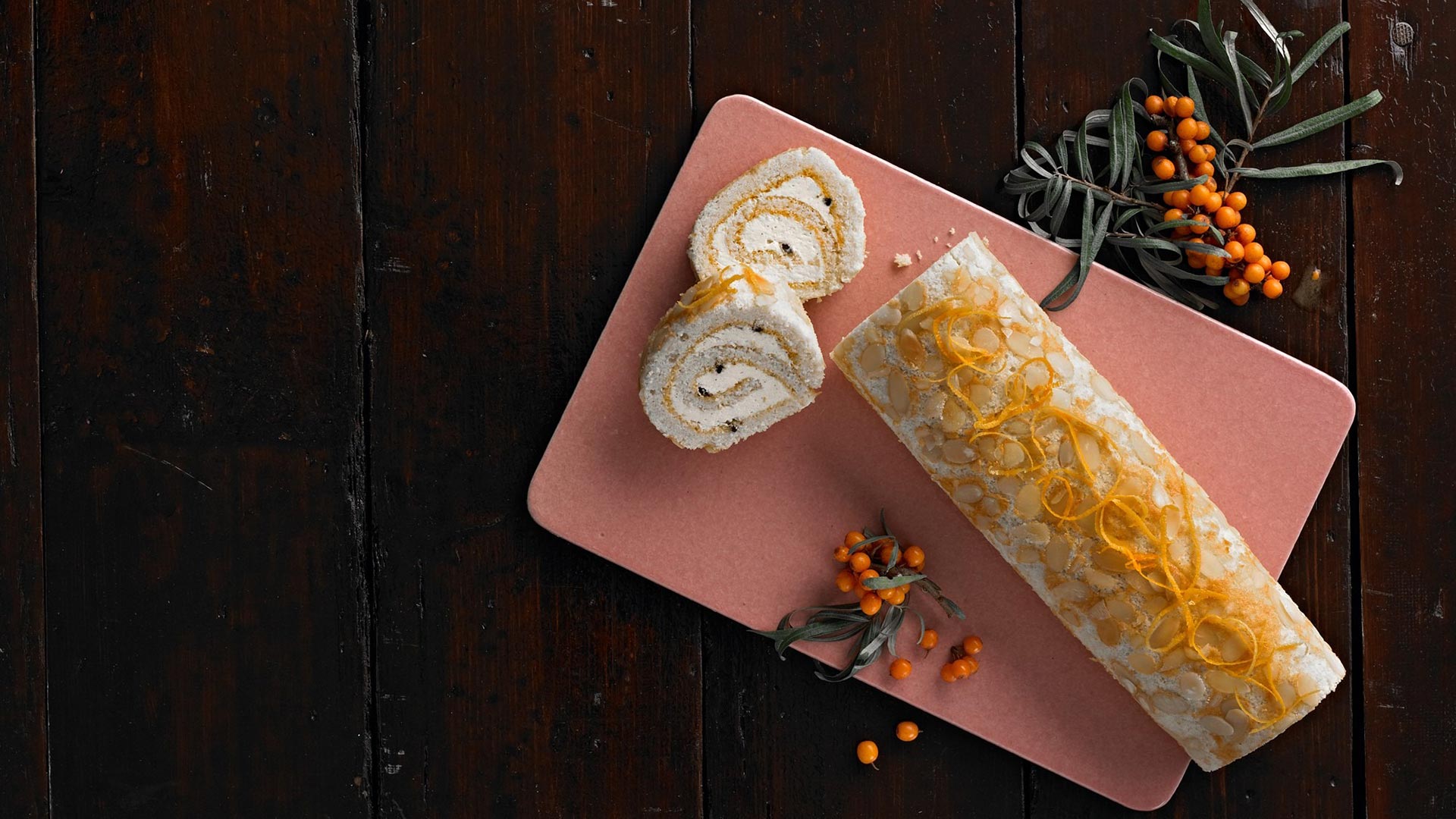 Mandelroulade med havtorn og appelsincreme
