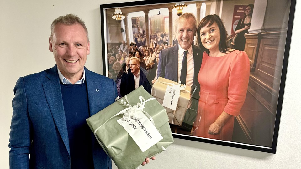 Claus Richter med kronikerpakke til Diabetesforeningen