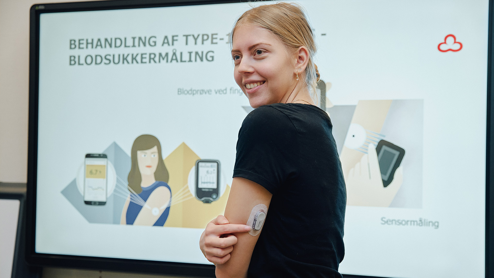 Frivillig holder fremlæggelse og viser sensor