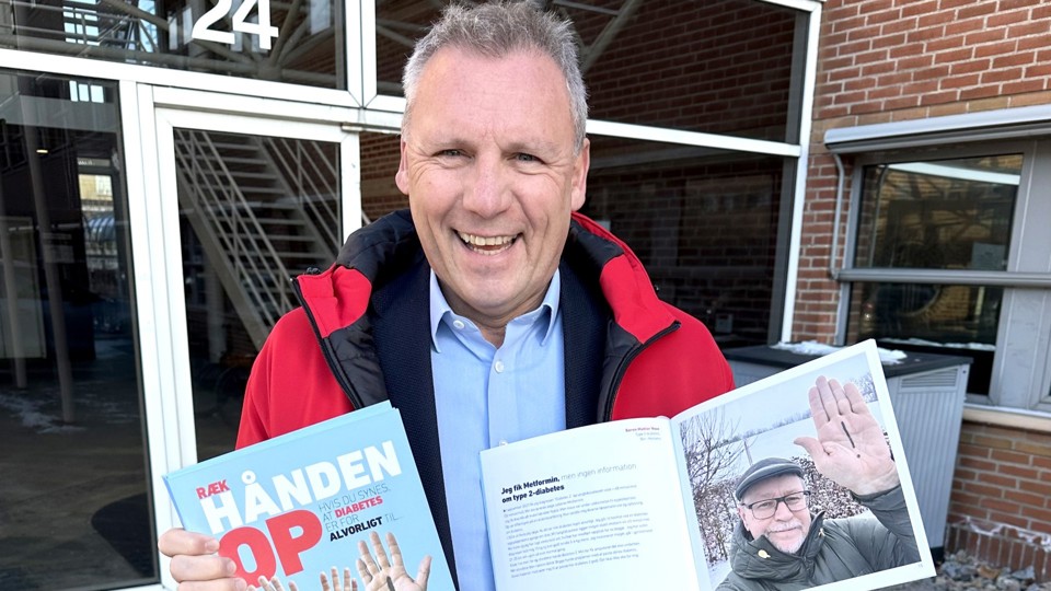Claus Richter fra Diabetesforeningen med bog med personlige fortællinger om diabetes