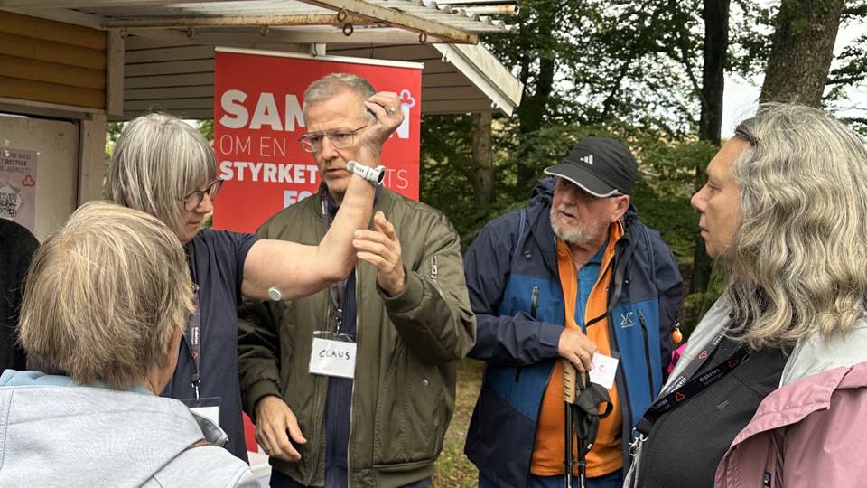 Claus Borup Skovsgaard fra Diabetesforeningen hjælper med sensor til blodsukkermåling