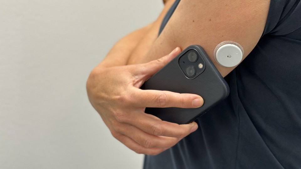 Person med sensor og telefon