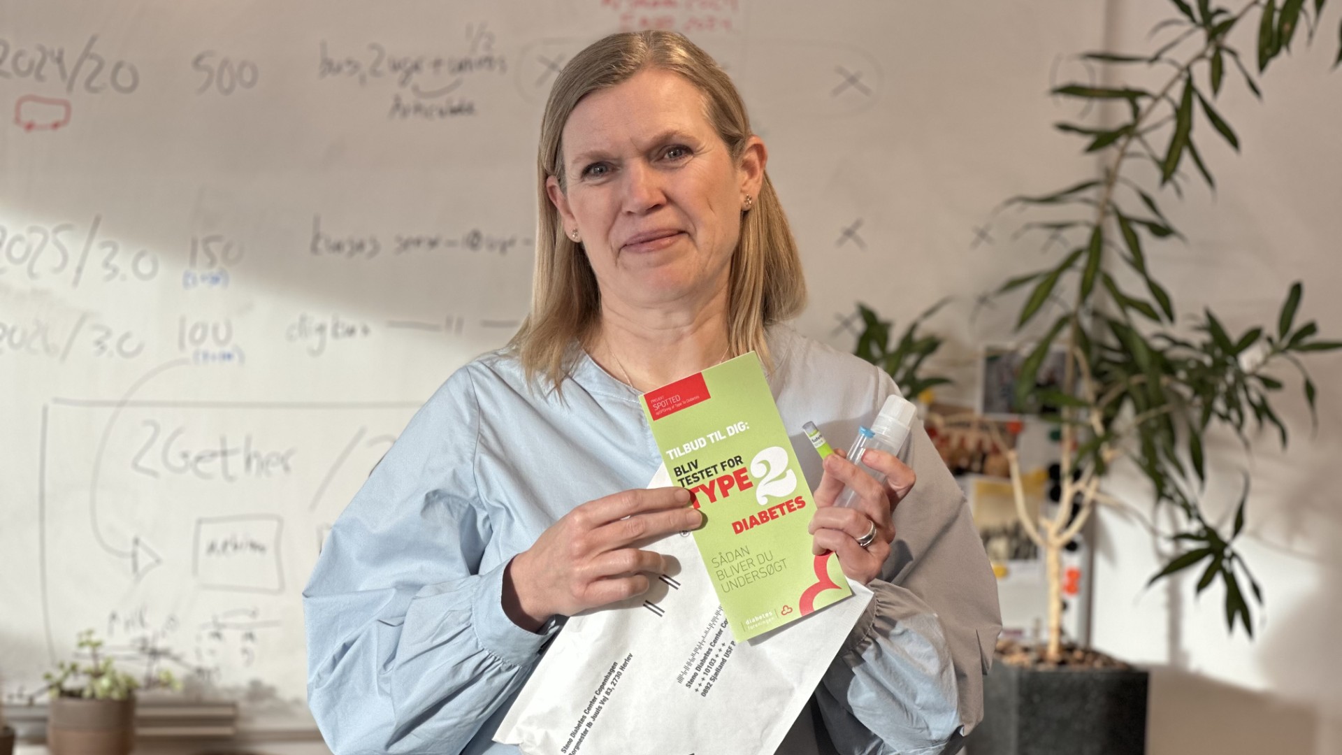 Tanja Thybo fra Diabetesforeningen fremviser en hjemmetest for type 2-diabetes