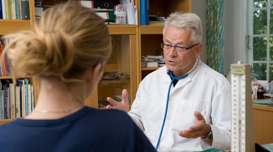 Diabeteslæge taler med patient