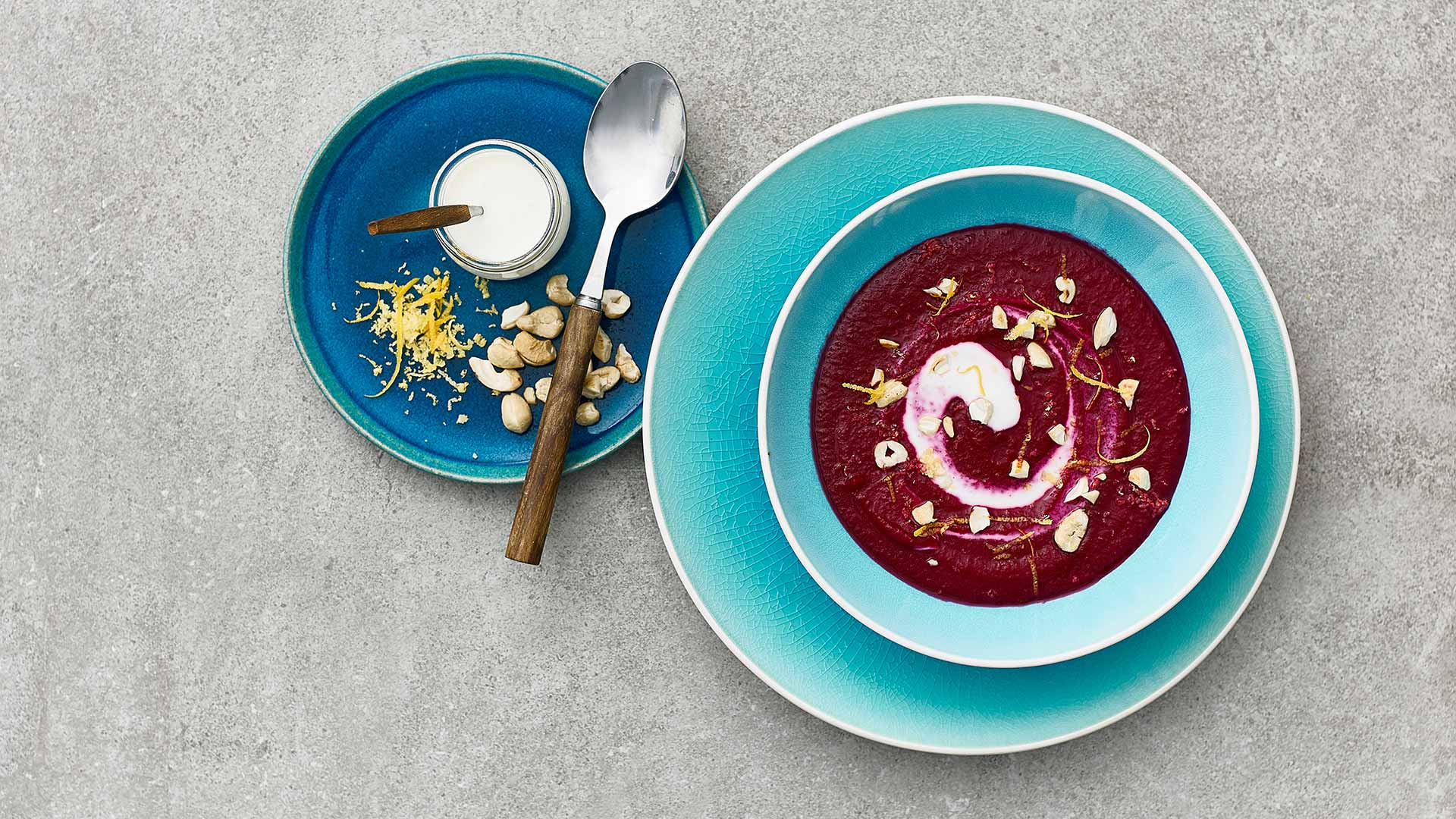 Rødbedesuppe med cashewtopping
