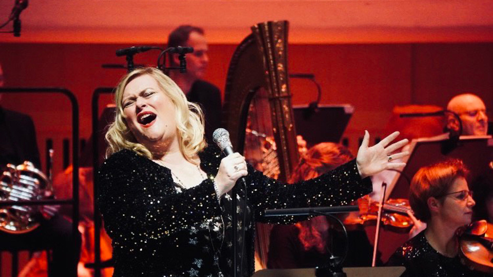 Marie Carmen Koppel synger med orkester