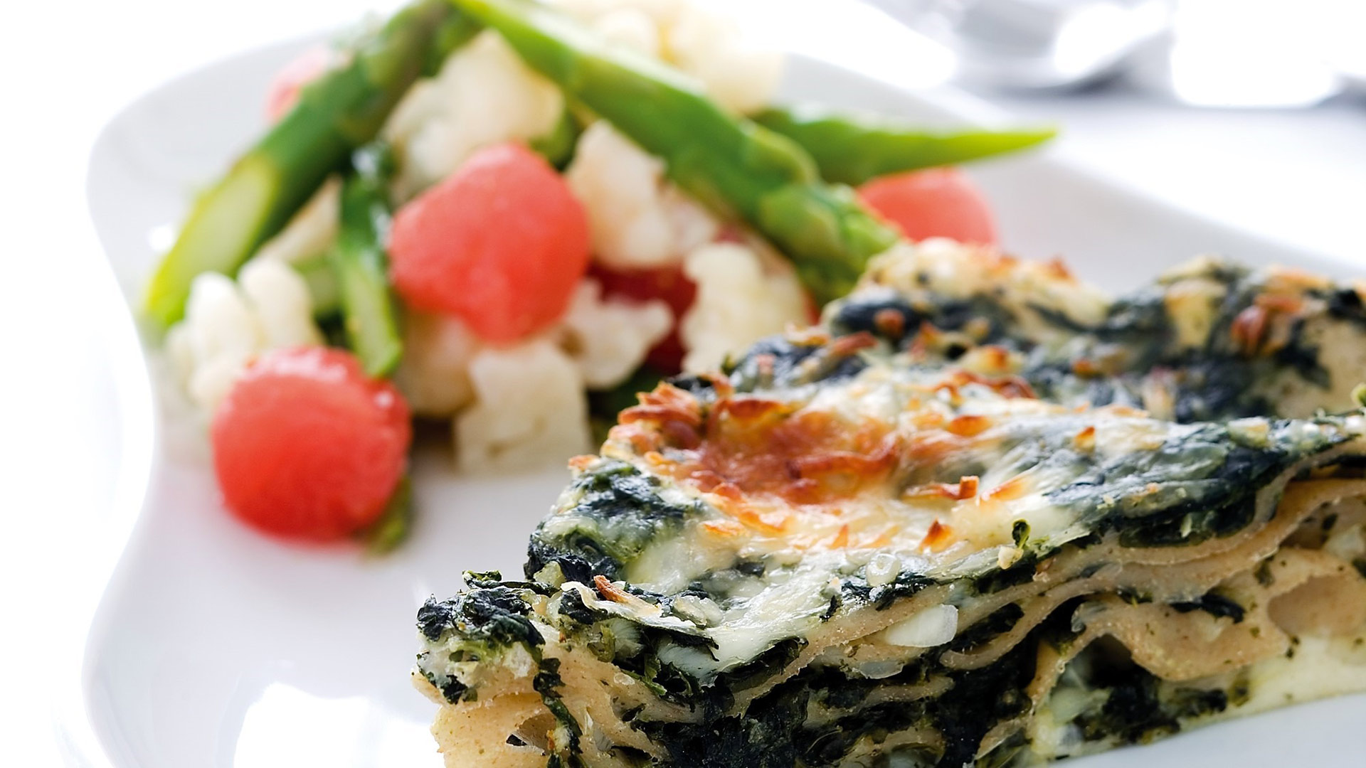 Spinatlasagne med salat af grønne asparges og vandmelon