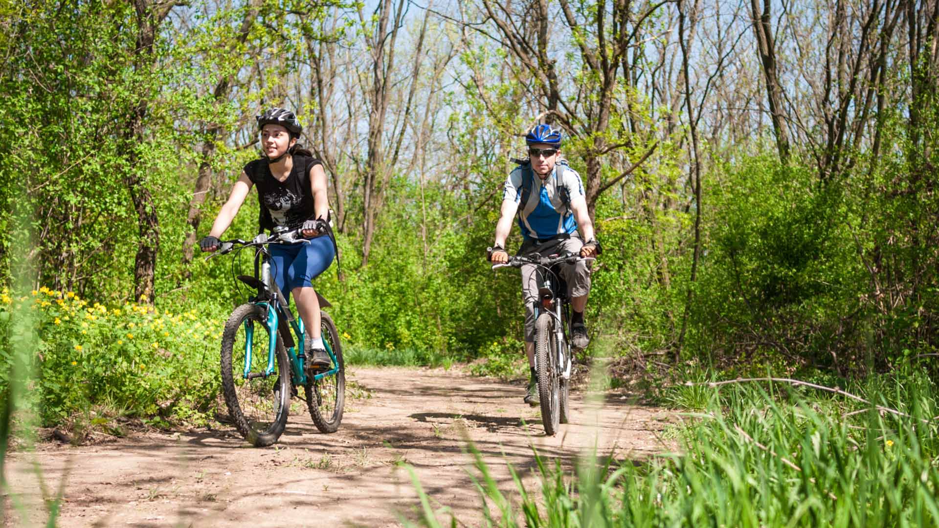 Mand Og Kvinde Cykler I Naturen