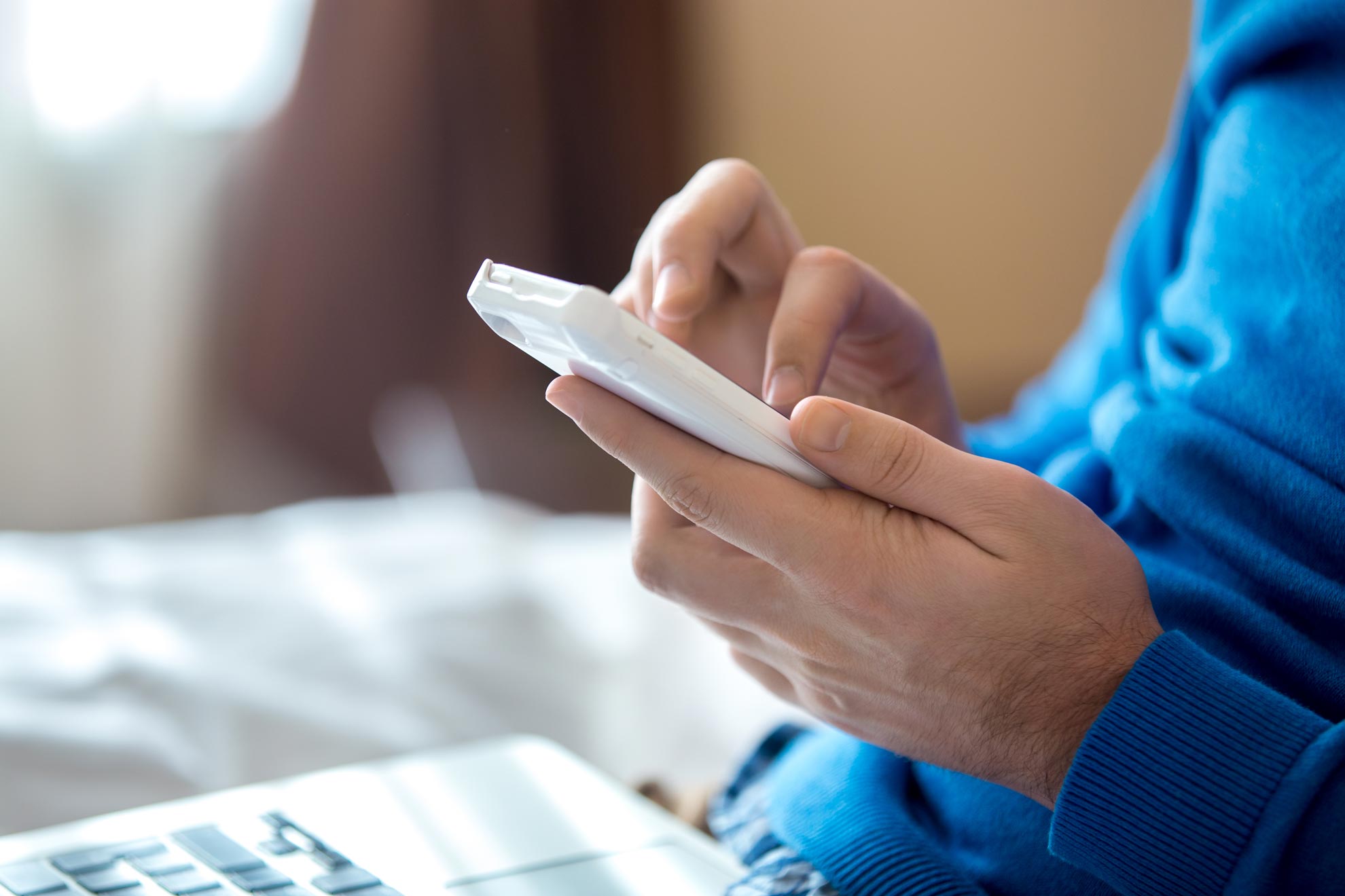 Kvinde tjekker sociale medier på mobilen