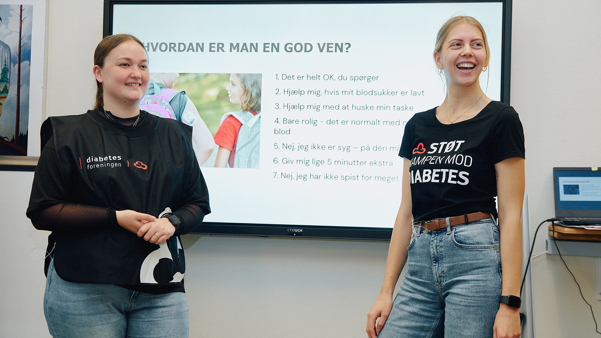 To piger holder en fremlæggelse