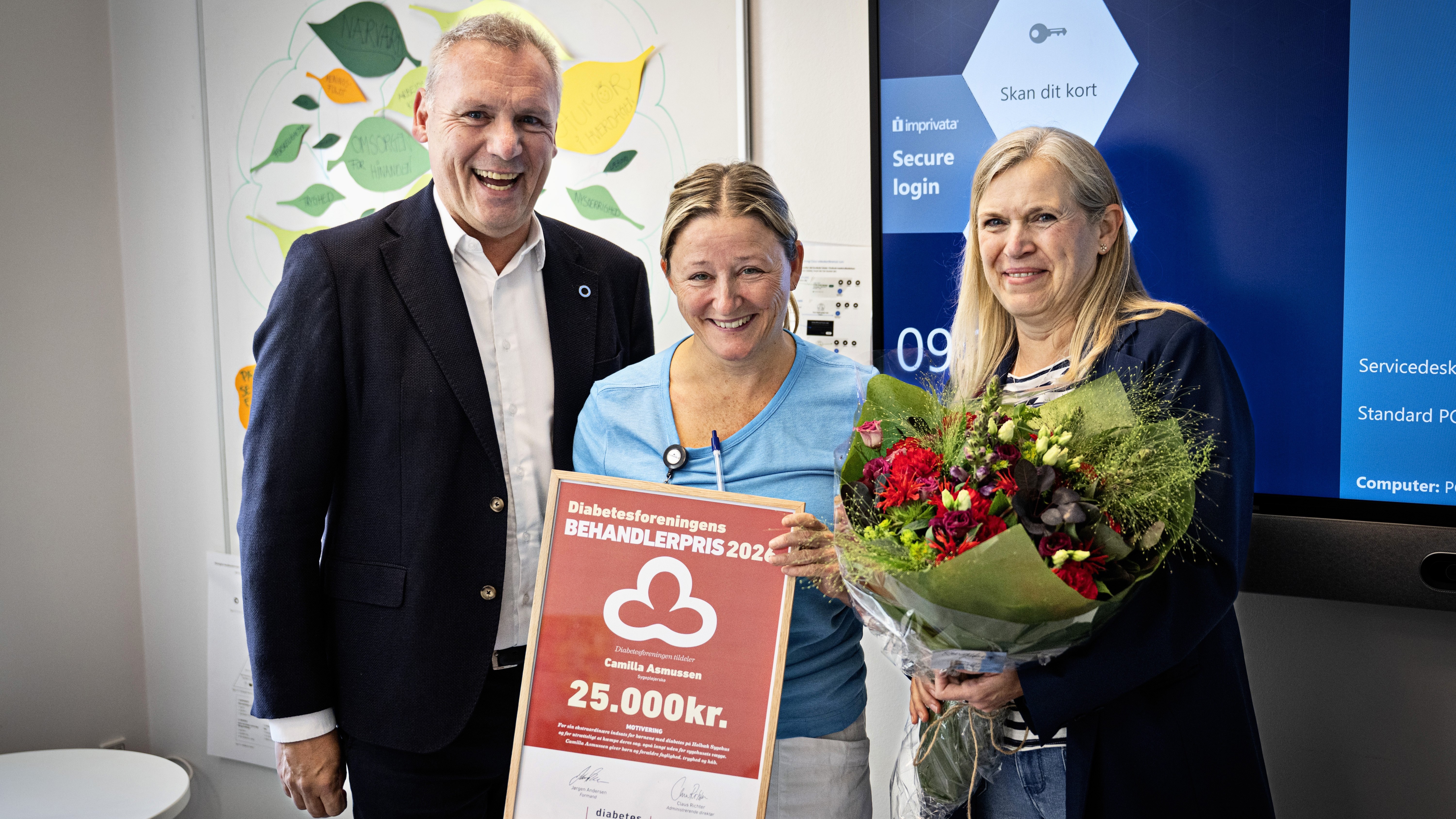 Diabetesforeningens adm. direktør, Claus Richter og forskningschef Tanja Thybo, overrækker Årets Behandlerpris 2026 til Camilla Asmussen, diabetessygeplejerske på Holbæk Sygehus