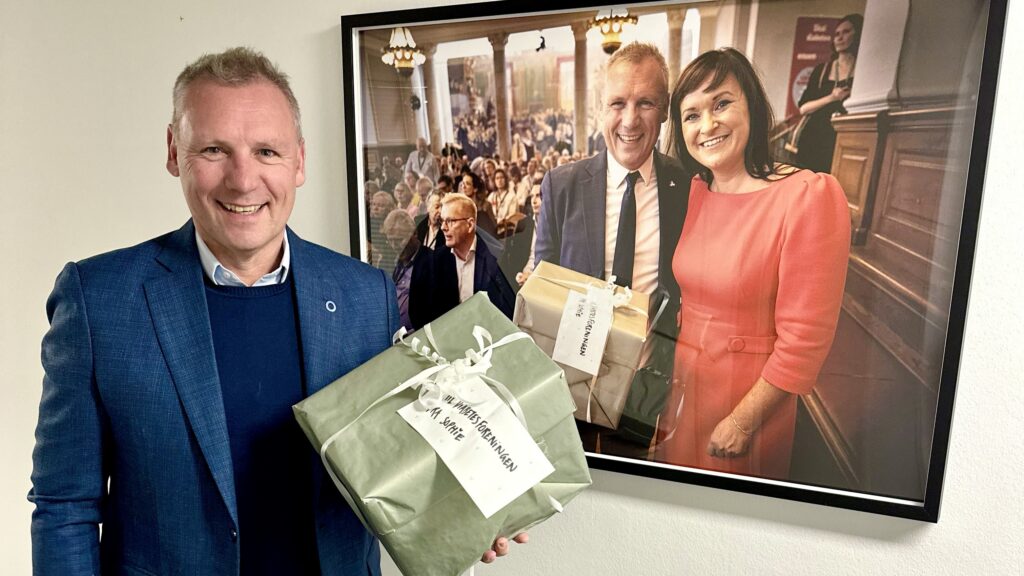 Claus Richter med kronikerpakke til Diabetesforeningen