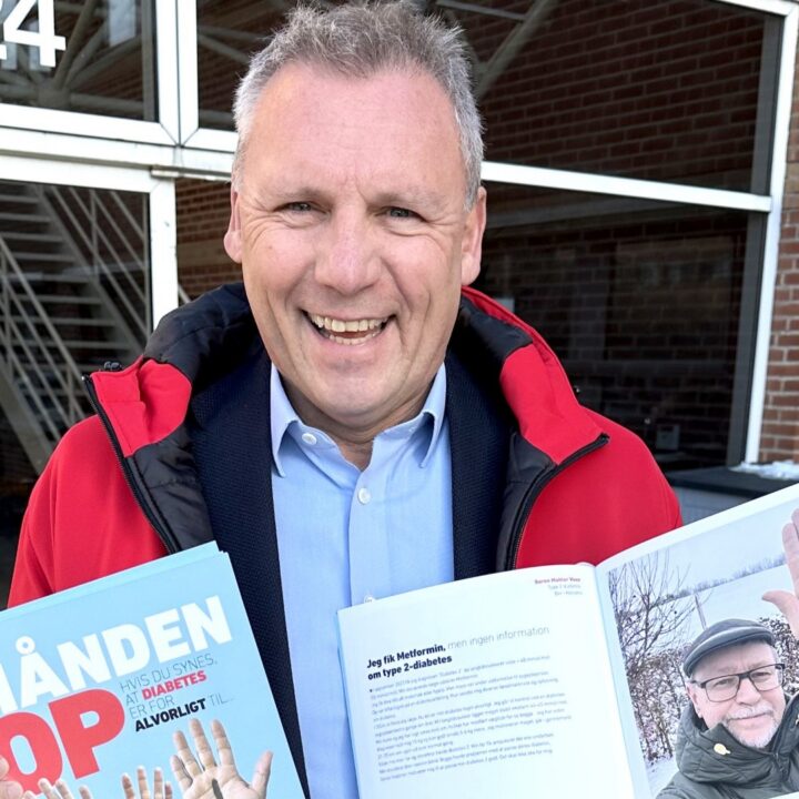 Claus Richter fra Diabetesforeningen med bog med personlige fortællinger om diabetes