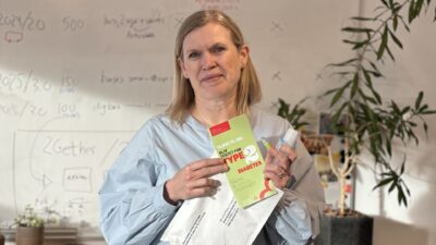 Tanja Thybo fra Diabetesforeningen fremviser en hjemmetest for type 2-diabetes