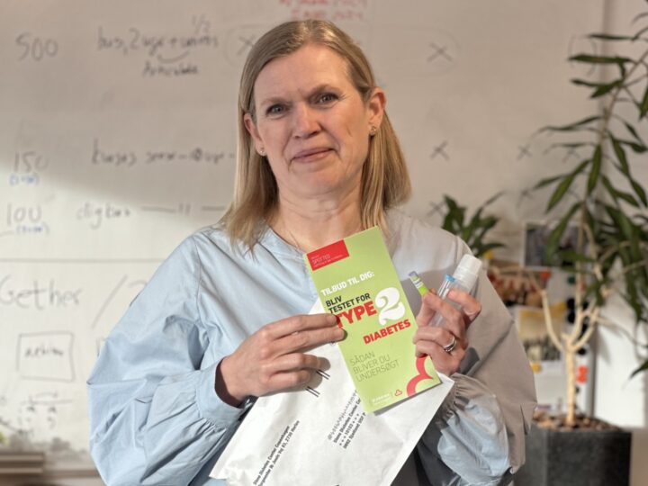 Tanja Thybo fra Diabetesforeningen fremviser en hjemmetest for type 2-diabetes