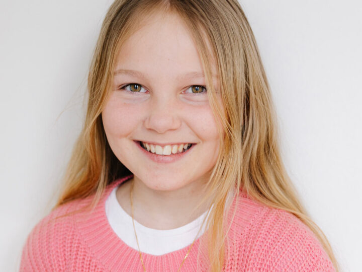 Carla på forsiden af Efterårslotteriet 2026