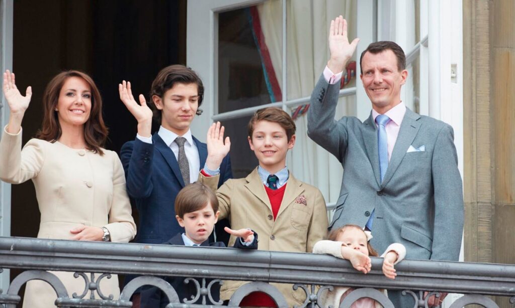 Prins Joachim og prinsesse Marie på Amalienborg: Grev Nikolaj og grev Felix samt grev Henrik og komtesse Athena