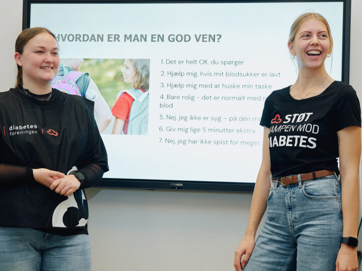 To unge kvinder underviser i Diabetesforeningens roadshow