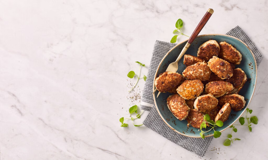 Kyllingefrikadeller med bønner