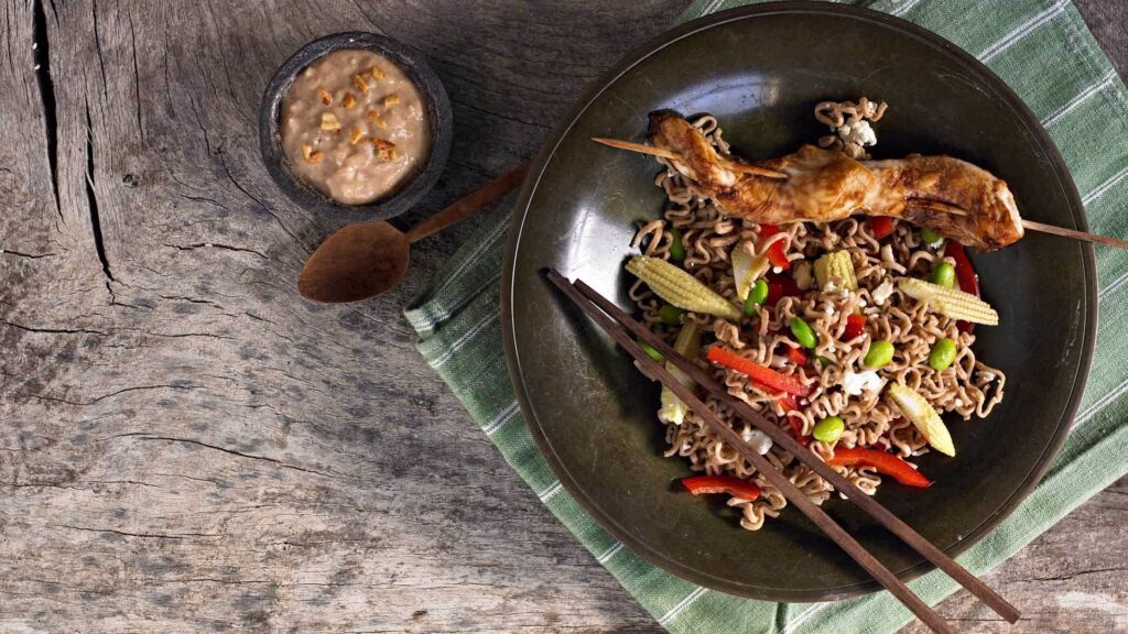 Kyllingespyd med nudelsalat og peanutdip