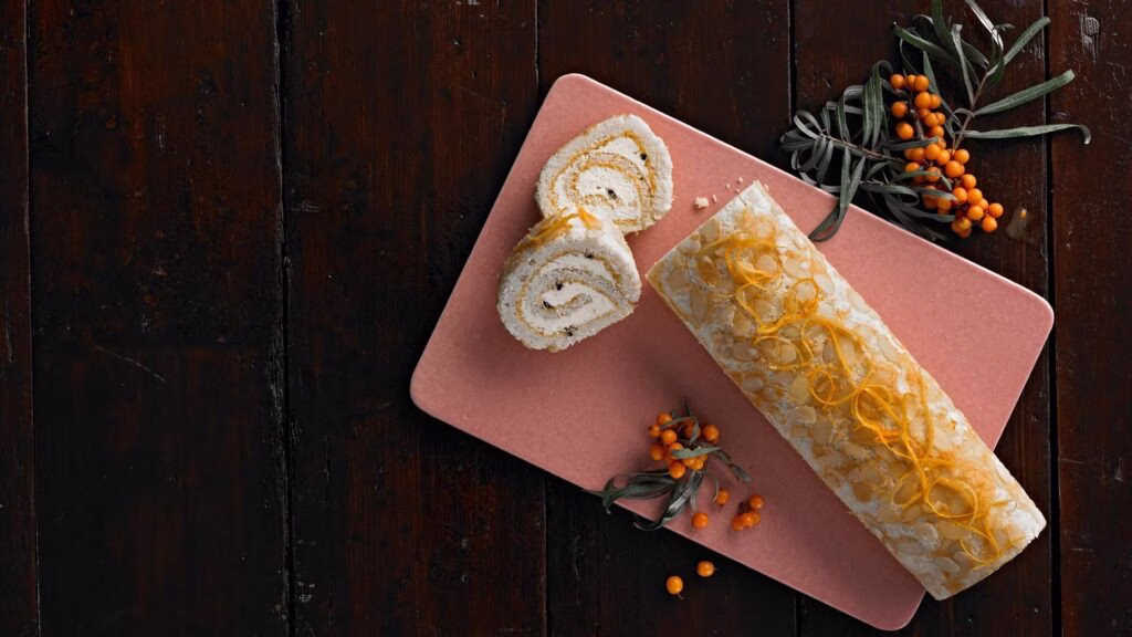 Mandelroulade med havtorn og appelsincreme