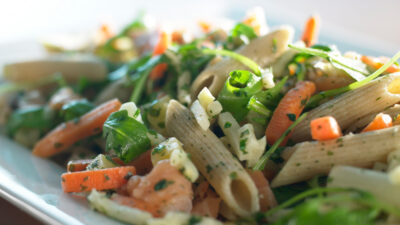 Pastasalat med laks og rødder