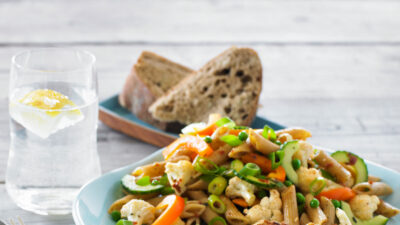 Pastasalat med rød pesto