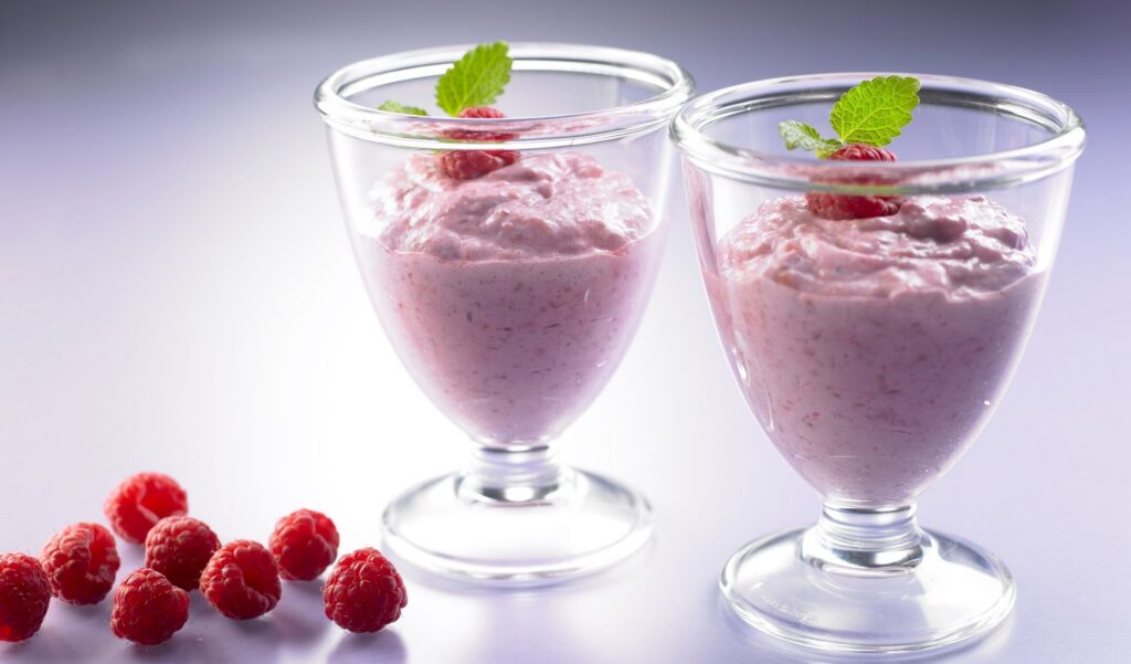 Peach melba-dessert