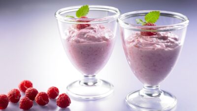Peach melba-dessert