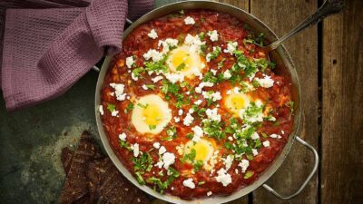 Pocherede æg i tomatsovs