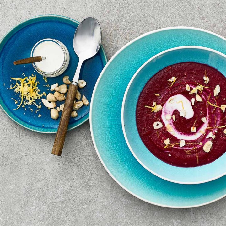 Rødbedesuppe med cashewtopping
