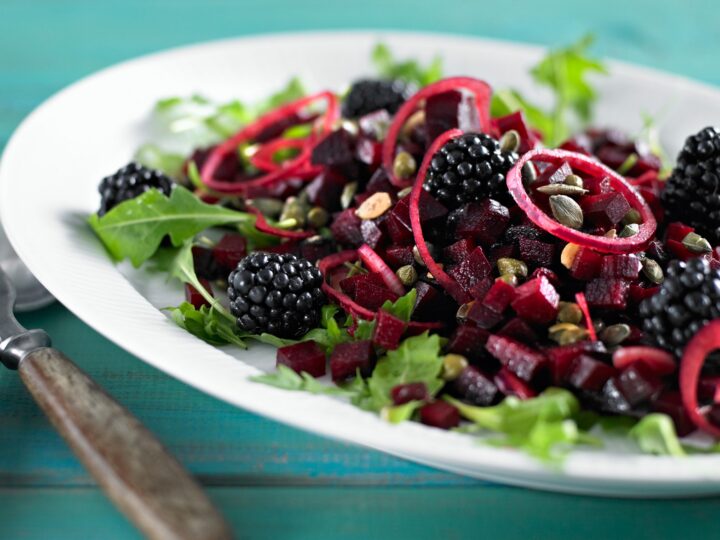 Rødbedesalat med brombær