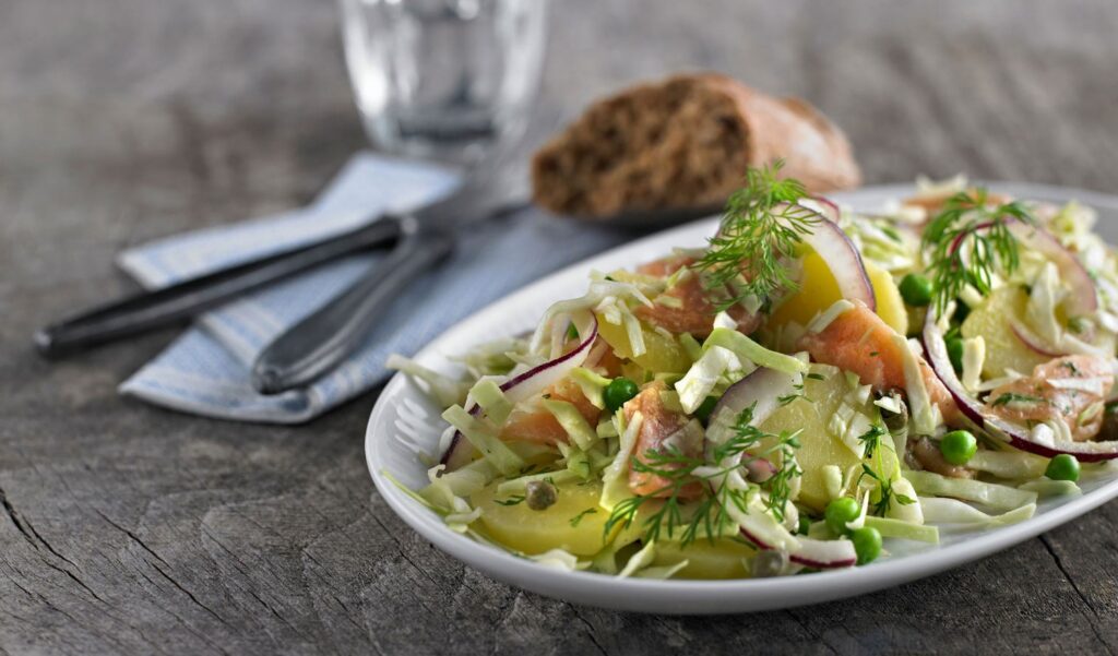 Sennepsmarineret kartoffelsalat med laks