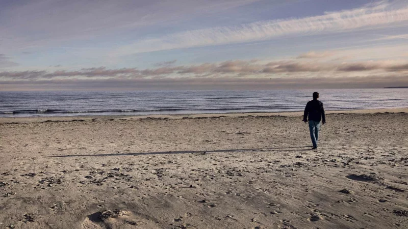 Mand på stranden