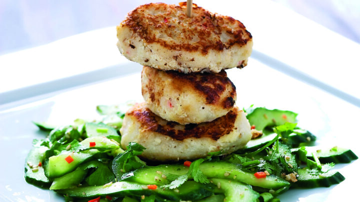 Thai fiskefrikadeller med asiatisk agurkesalat