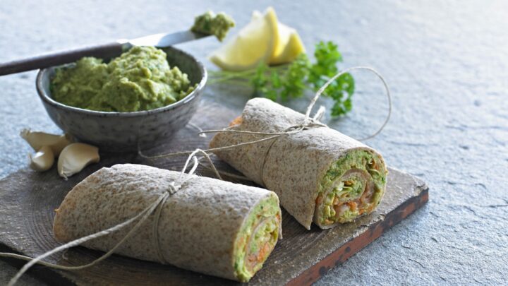 Wraps med laks og grøn hummus