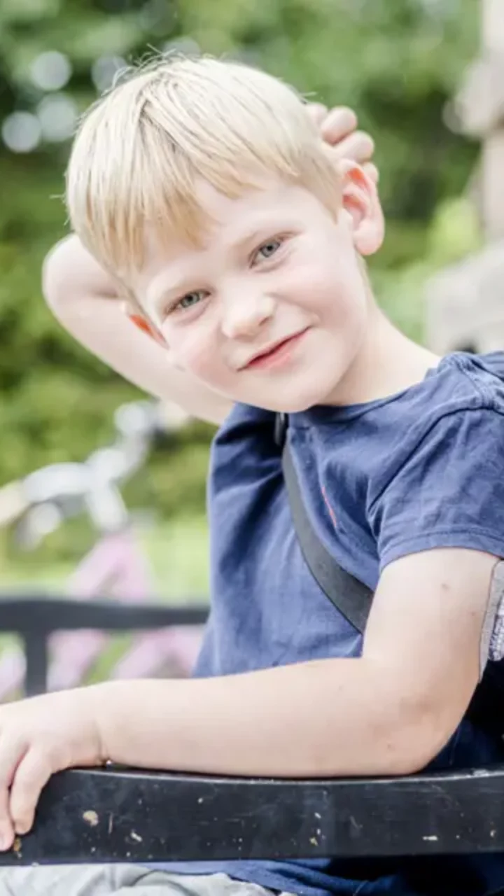 louis dreng på bænk